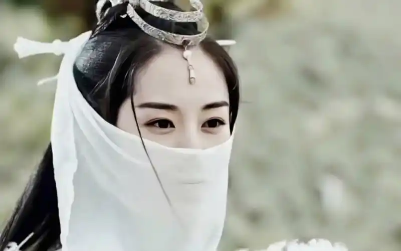 古装蒙面女侠,白衣白靴,气质出尘,心狠手辣,孤身前来寻仇