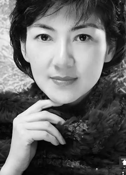 楼里有鹅说了妈妈的来头～ 她妈叫郭敬红,本来就出身名门,早年学的是