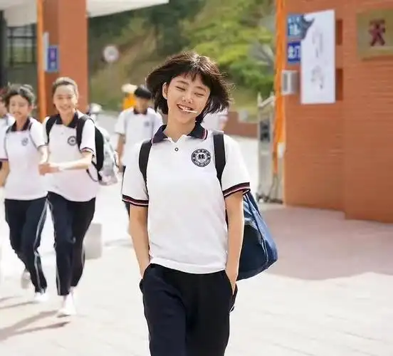 《以家人之名》当中的校服穿搭,这并不是谭松韵第一次演校园剧,她更出