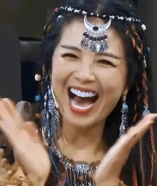 刘涛在节目中的一口蓝牙引发热议,网友纷纷猜测她将真牙全敲掉_牙齿