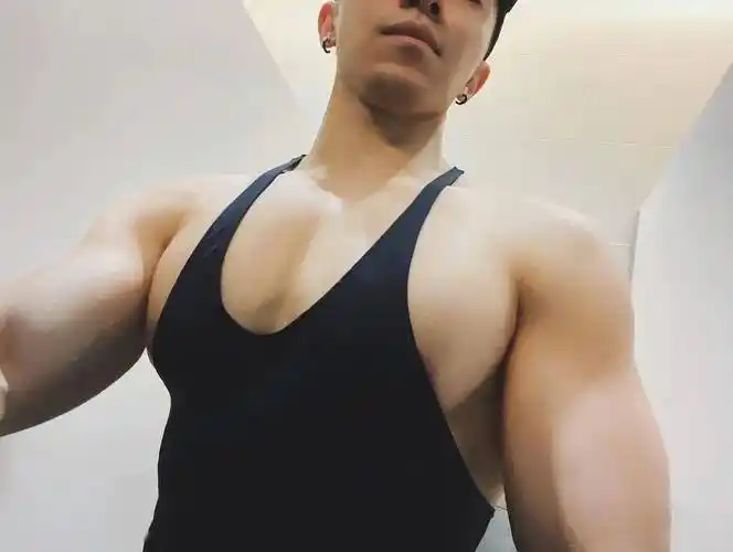 胸肌的清晰轮廓360度无死角的蜜汁自拍▼若隐若现的鲨鱼线空隙中还能