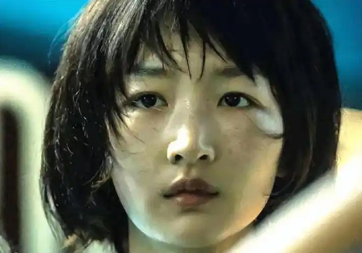 到半点当初《山楂树之恋》的稚气青涩,这是周冬雨的成长和智慧的表现