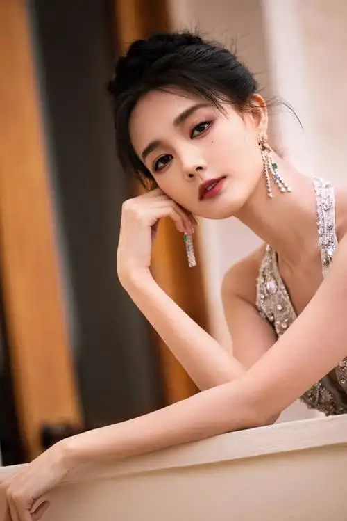 李一桐挂脖钻石长裙造型