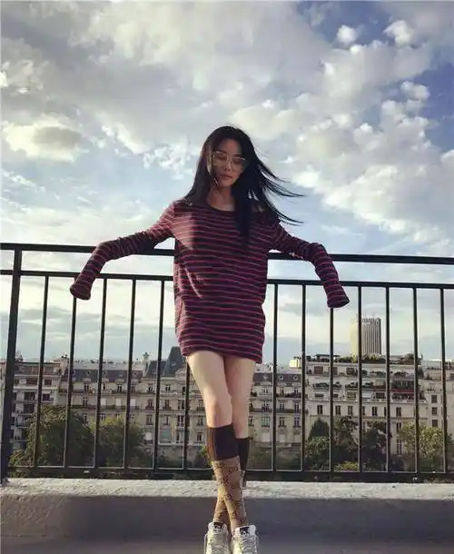 军嫂张馨予顶头红发现身机场,穿无痕裤把腿勒成"竹竿",很招摇_选择了