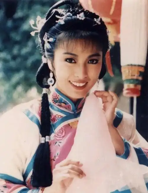 米雪:第一部金庸剧女主角,被成龙追求8年,却用半生为男友守寡