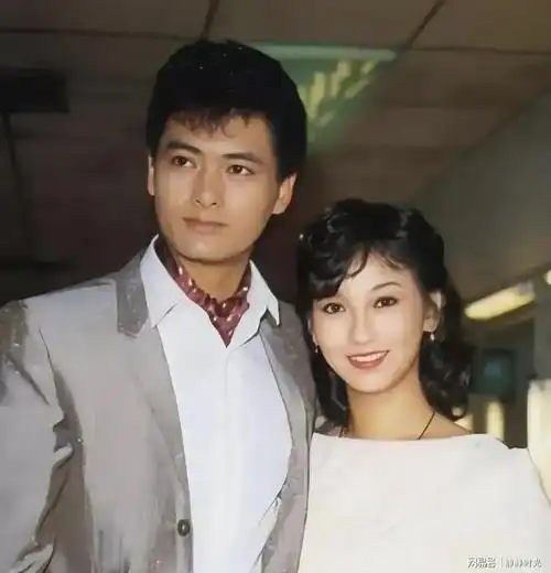 80年周润发和赵雅芝的合影俊男美女