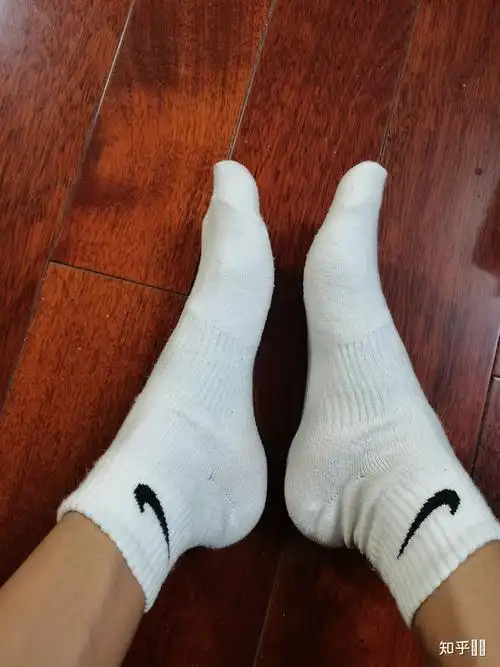 有没有觉得男人的脚好看可以加分? - 知乎