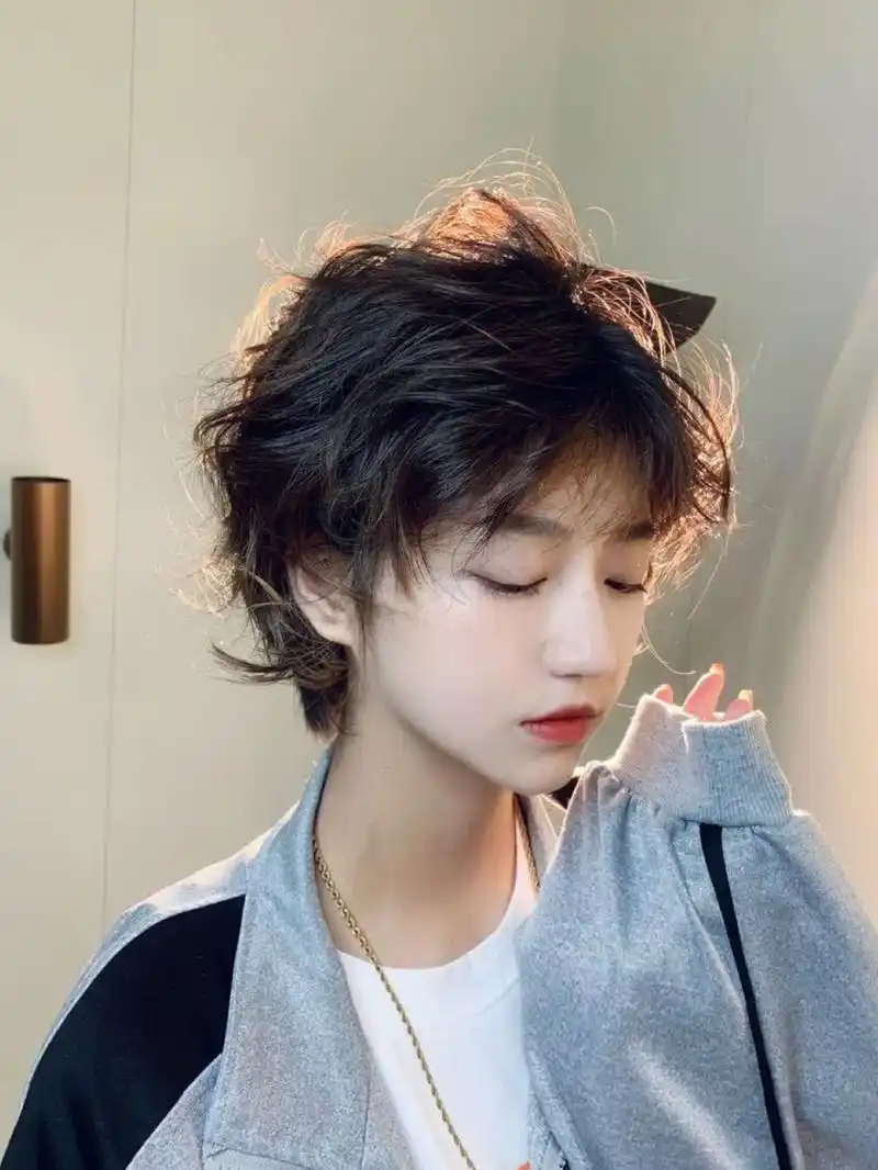 50岁女人尽量少烫"大妈卷",试试这6种发型,时髦显气质还减龄