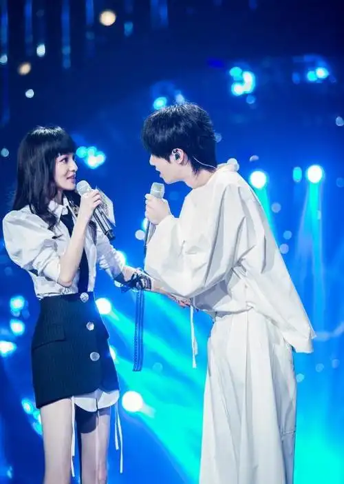 同为实力唱将张韶涵和华晨宇对视拍出了偶像剧的感觉,满屏小粉红