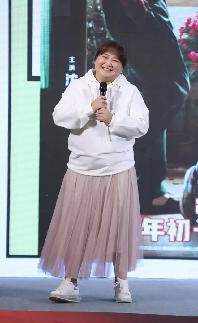 贾玲携新片亮相,薄纱裙配卫衣肚子太圆了,画报动作妖娆沈腾扮帅