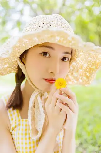 森系美女清新养眼户外写真图片