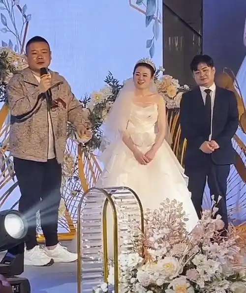 在婚礼现场,并没有看到郭德纲的影子,不过作为师父的栾云平来到了现场