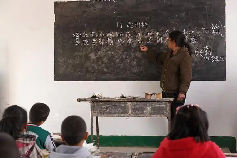 乡村小学老师在上课