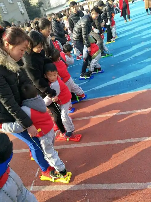 看,小脚踩大脚我们玩的可high了.