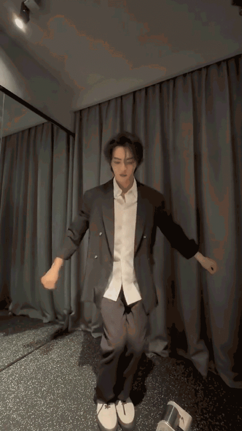 许凯身上痒就去洗澡