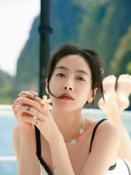 宋茜化身游艇美人白色泳衣大秀好身材蓝色私服清纯可人