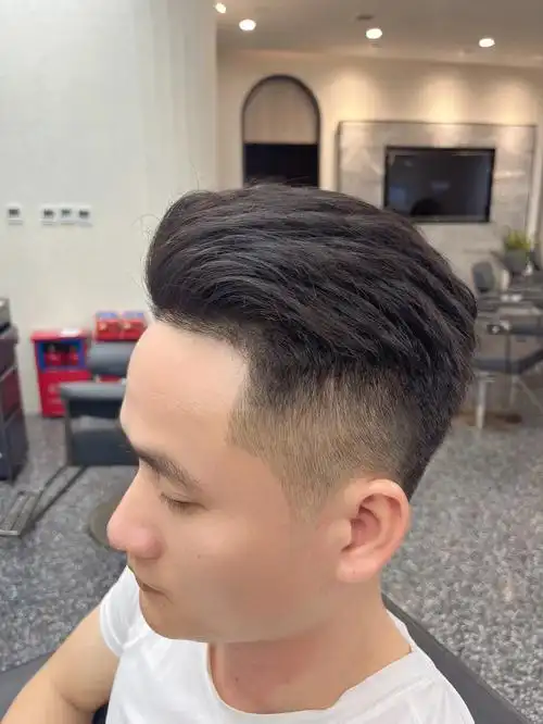 今天分享一个发型,男士2/8分,非常经典的发型,任何时候都不会过时