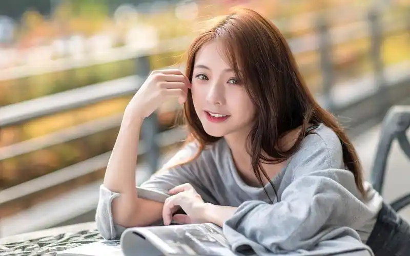 看书的清纯长发女生电脑背景图片-美女-3g电脑壁纸图片