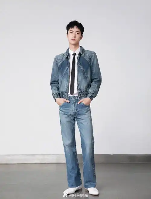 王一博复古牛仔外套搭配白衬衫与黑领带出镜