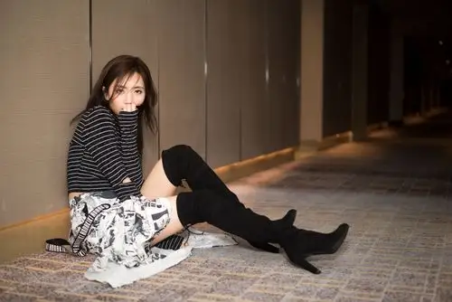 刘惜君曝光时尚写真率性洒脱酷感十足