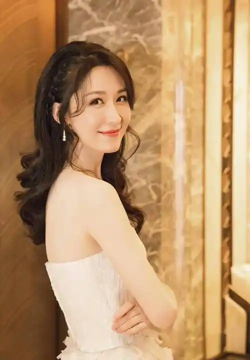 张雯经典美照_笑容_连衣裙_感觉