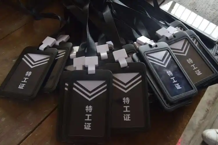 而且,小特工们有证件啦!