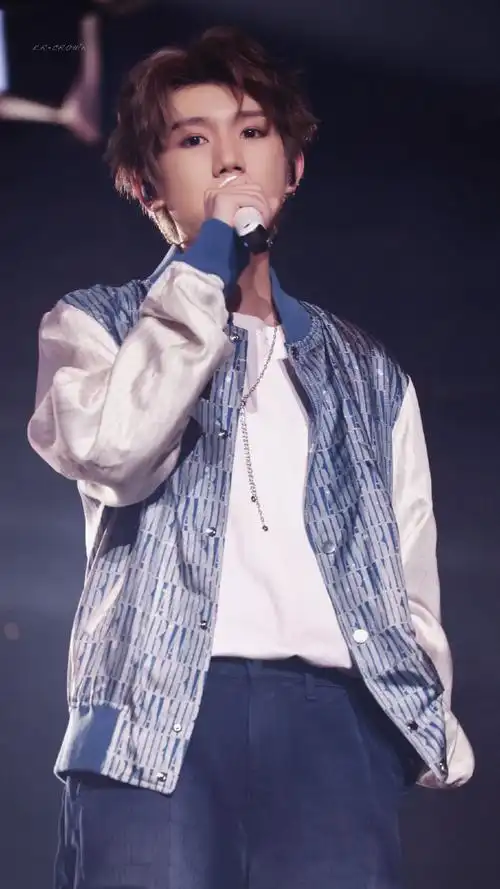 王源超话#为君加冕,伴君成王#孩童眺望远方,大人思念故乡,我们从挣扎