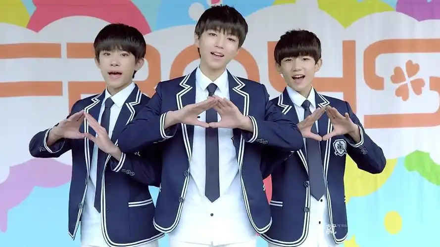 tfboys青春修炼手册发行八周年!重温少年们超甜唱跳舞台