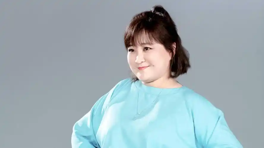 《热辣滚烫》最新花絮,贾玲减肥超卖力,跑步跳绳肥肉抖动不断