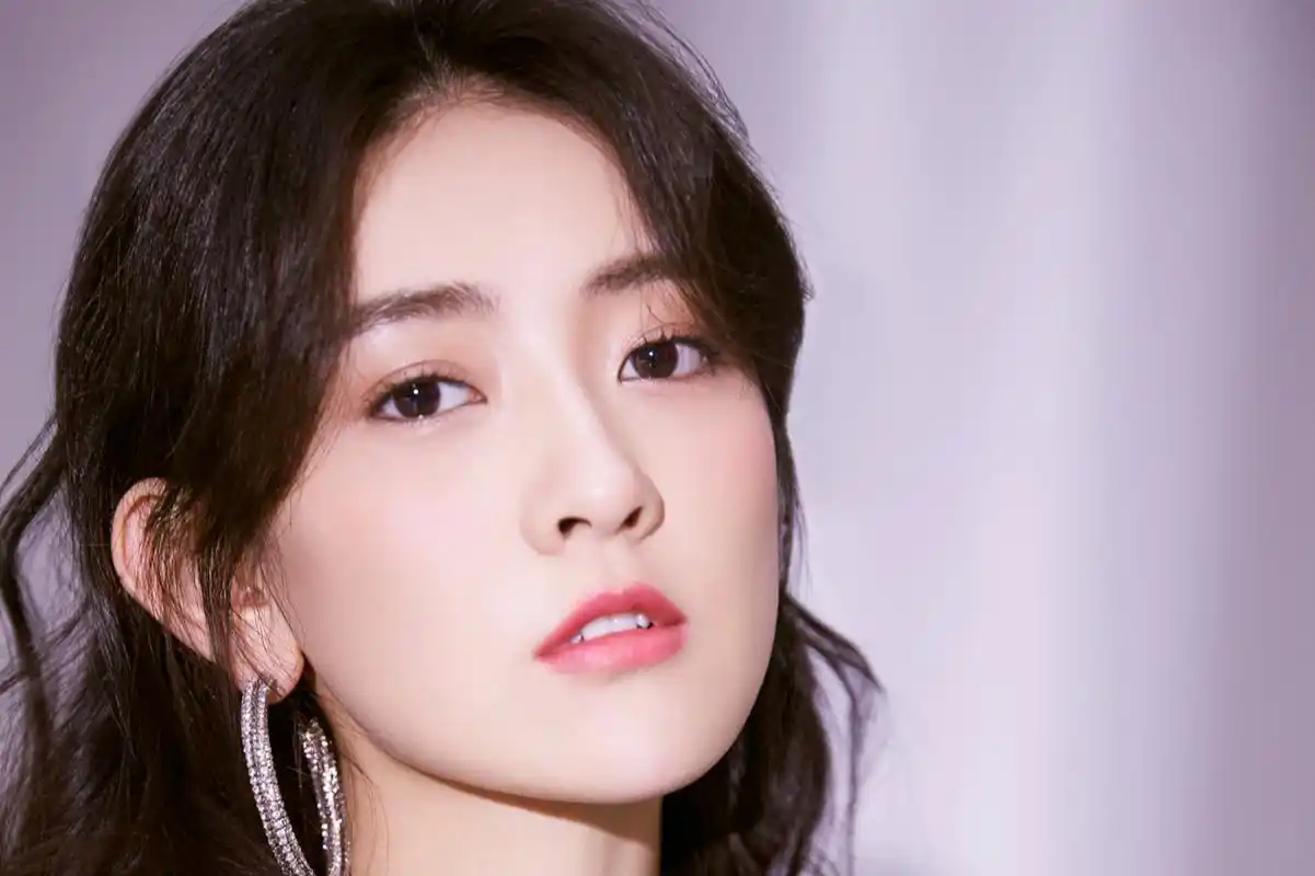 粉丝们对新角色充满期待,相信梁洁的演技会更上一层楼.