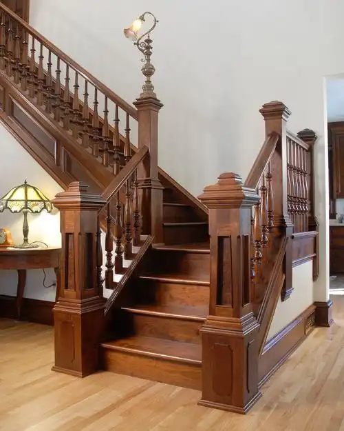 原木色欧式楼梯装修效果图