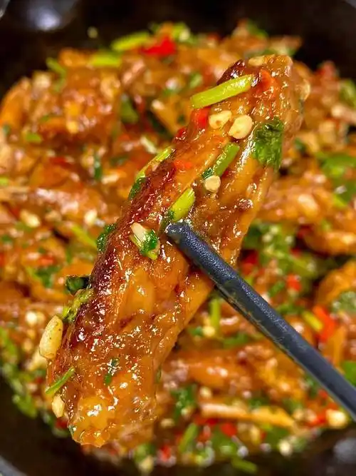 香菜辣鸡翅一道令人垂涎欲滴的美食