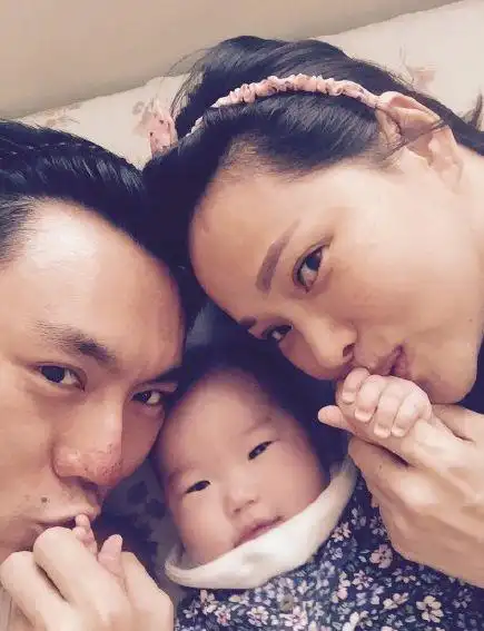 秦昊回家陪伴米粒 伊能静感慨:心在爱就在