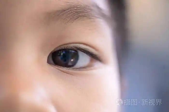 一个男孩眼睛的特写镜头视觉健康和儿童医疗