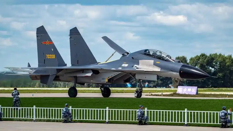 中国空军歼-11bs双座重型战斗机 空军航空开放活动的明星战机