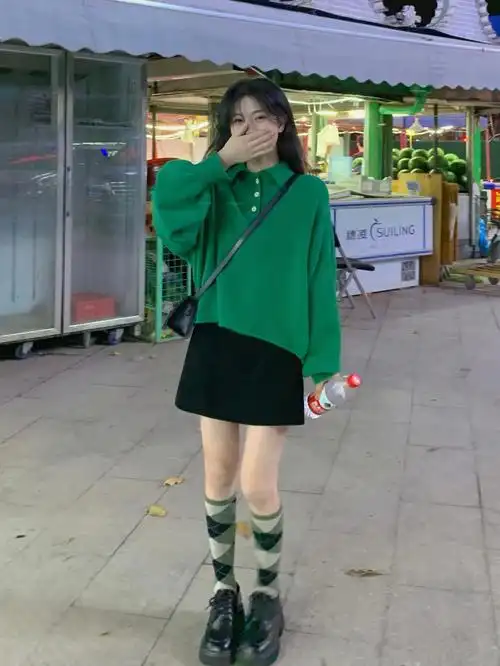 ootd152cm小个子穿搭绿色毛衣显白天花板