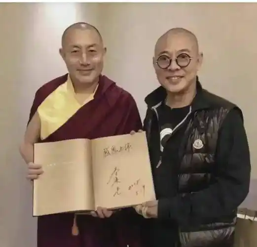 网友偶遇李连杰61岁就一脸褶子了头顶白发暴露了生活状态