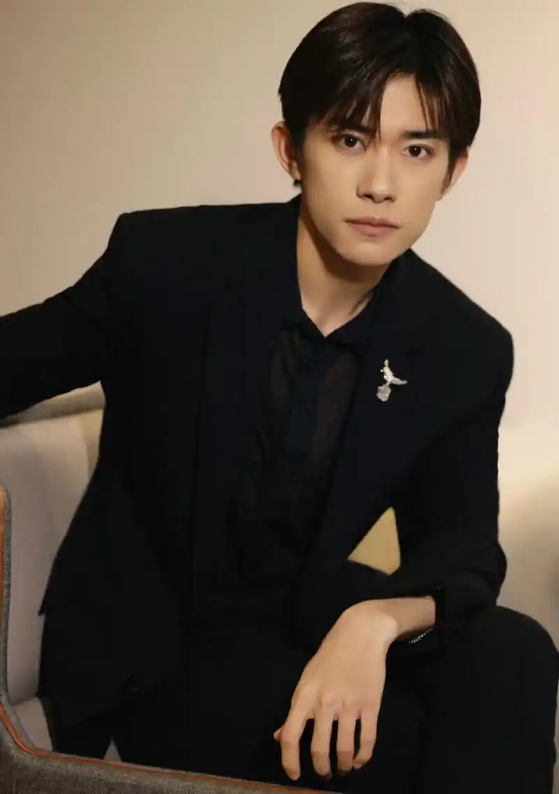 易烊千玺亮相珠宝品牌活动,常年一身黑西装沉稳显气质,男生的商务工作