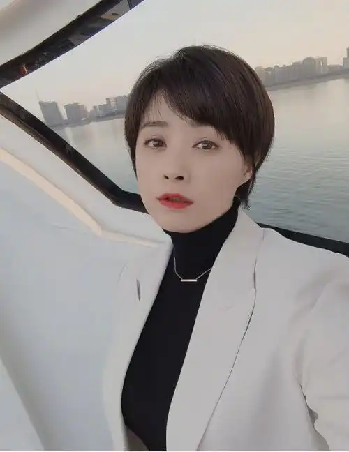 蒋欣瘦了之后下巴都变尖了侧脸时下颚骨明显真是瘦不少