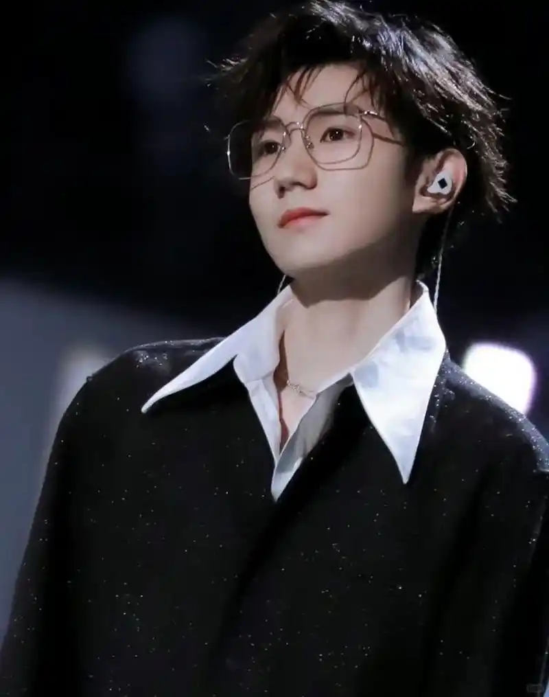 从这些照片中,我看到了王源独特的魅力与气质,真的是太绝了!