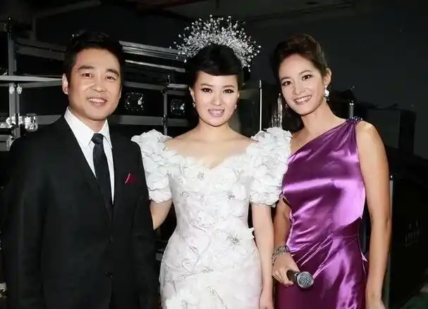 她是第一位博士级歌唱家12次荣登春晚丈夫身价不菲也是博士