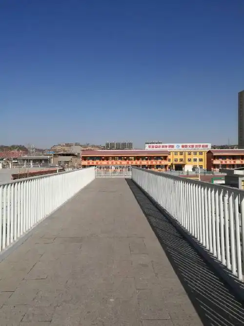 大街上的行人天桥