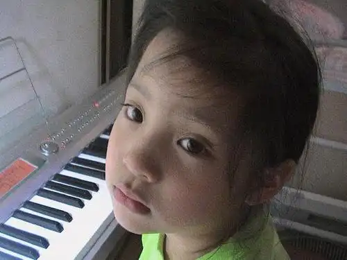 工作室晒欧阳娜娜多张童年照 小脸肉嘟嘟超可爱