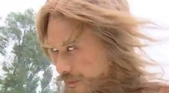 里面饰演金毛狮王谢逊的是徐锦江,当时他没有美瞳戴,十几集那都是往