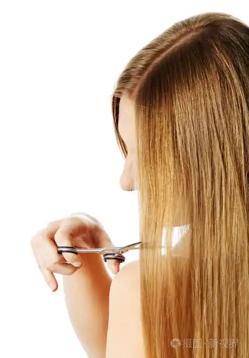 年轻漂亮的女人她长的自然的头发剪