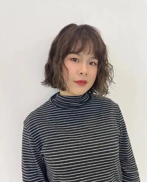 2022短发烫发发型图片女减龄 超级显脸小的短发造型