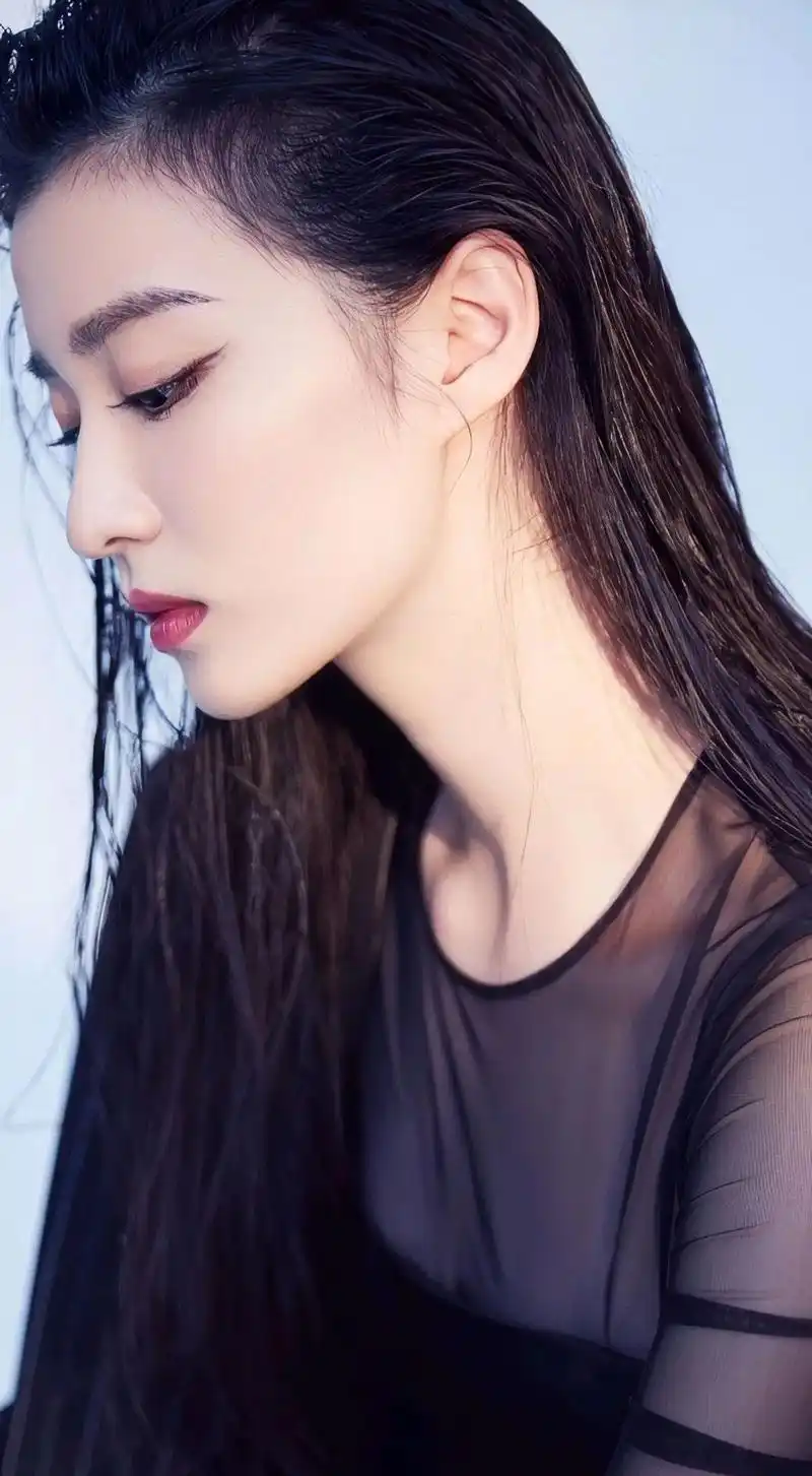 各位请允许我向你们隆重介绍内地著名女演员