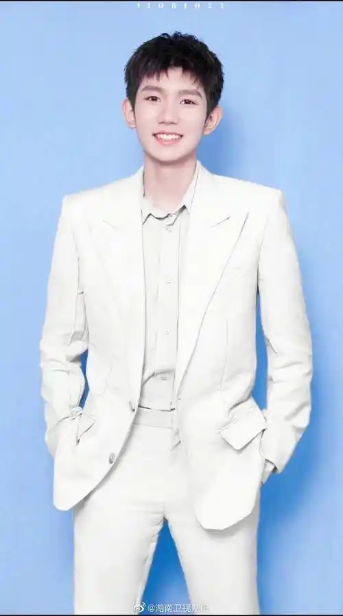 穿白色西装最好看的男明星#肩宽腿长皮肤白,王源穿白色系正装好好看.