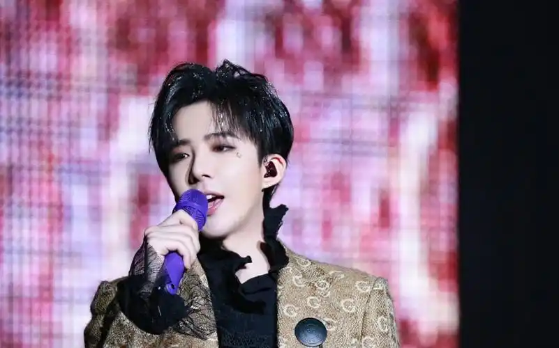 摩登兄弟刘宇宁大连演唱会现场走马抱着蓝色吉他弹唱的小王子宁帅的无