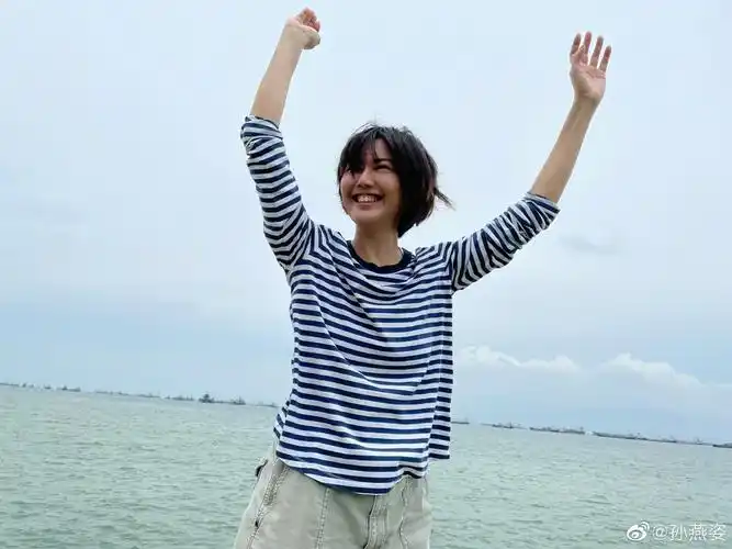 孙燕姿晒海边游玩照打扮清爽笑容灿烂